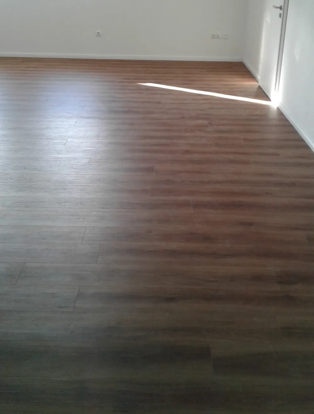 Fertig verlegter Design-Vinylboden in Holzoptik