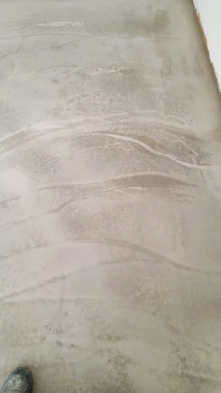 Boden mit frisch gespachtelter Ausgleichsmasse
